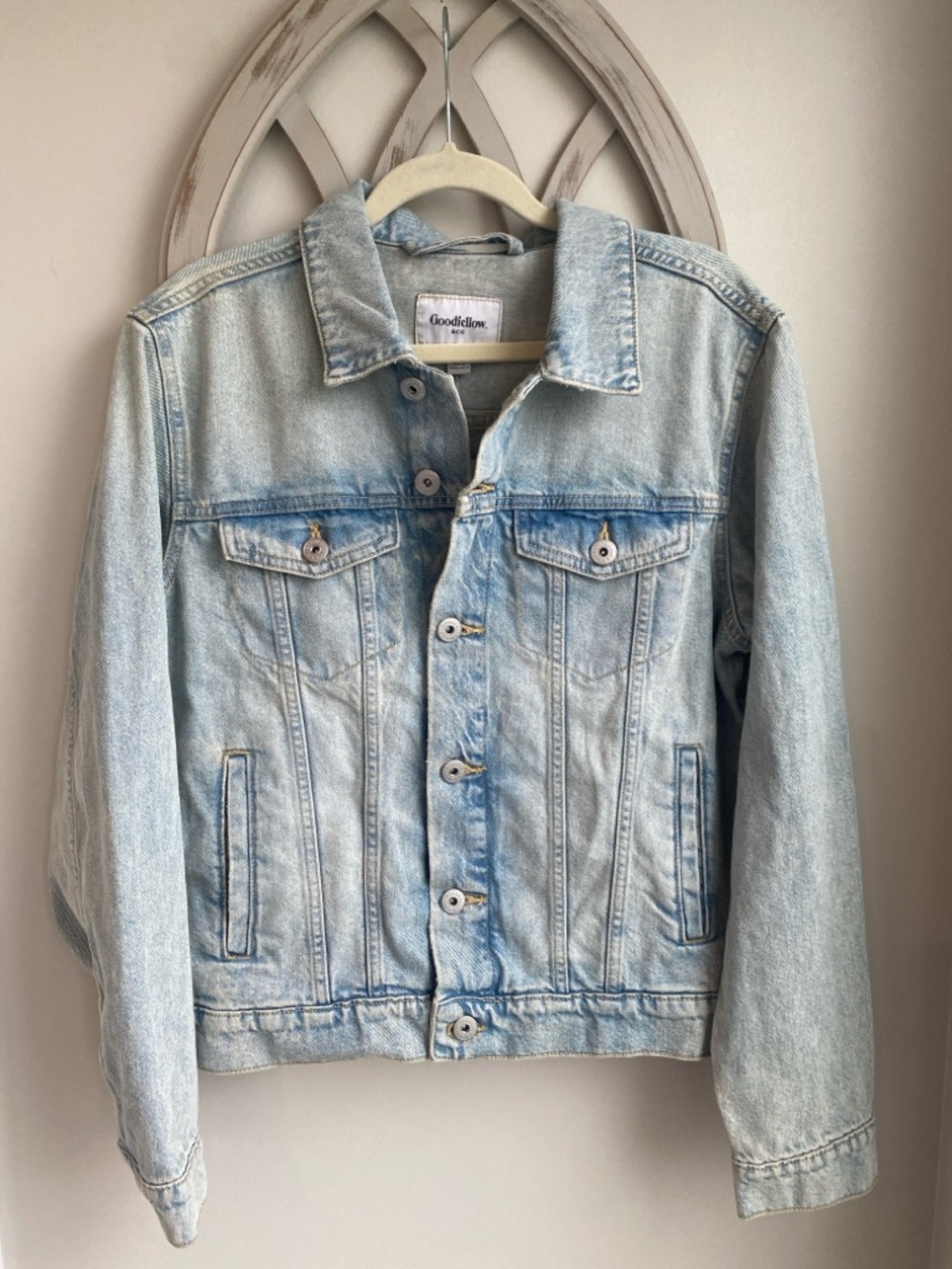 Goodfellow & Co Men's light wash  Denim 
classic trucker styling size medium NWT